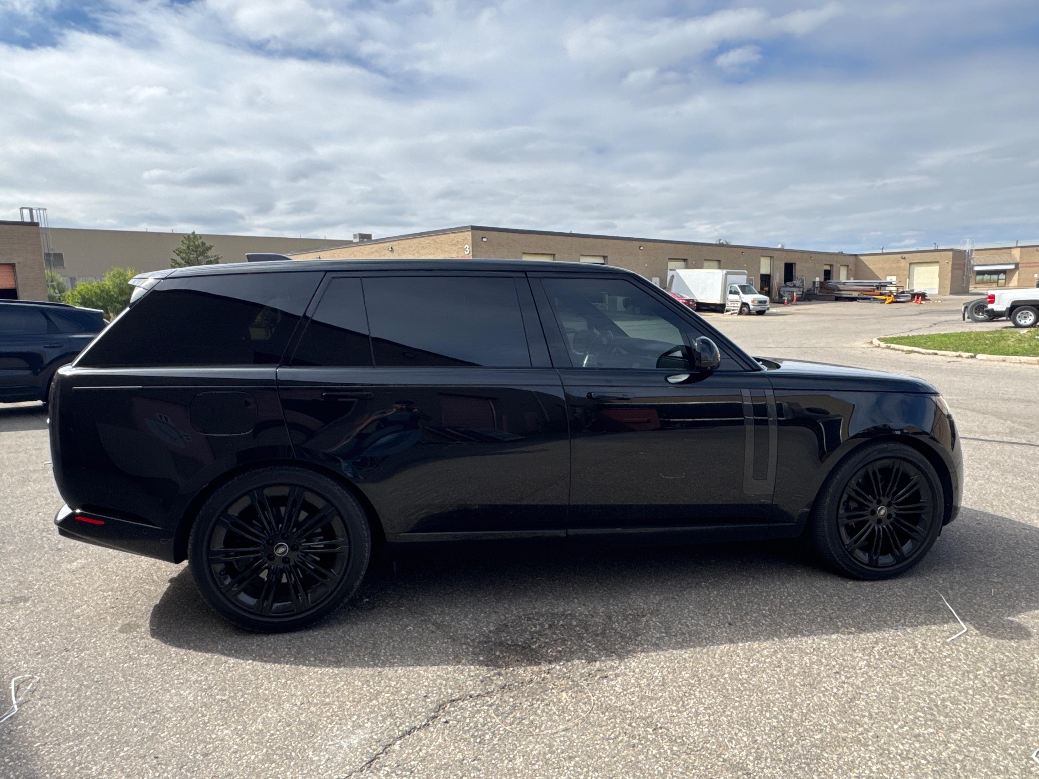 Photo 3 from auction – 2023 LAND ROVER RANGE ROVER SE with VIN SALKPBE74PA054355