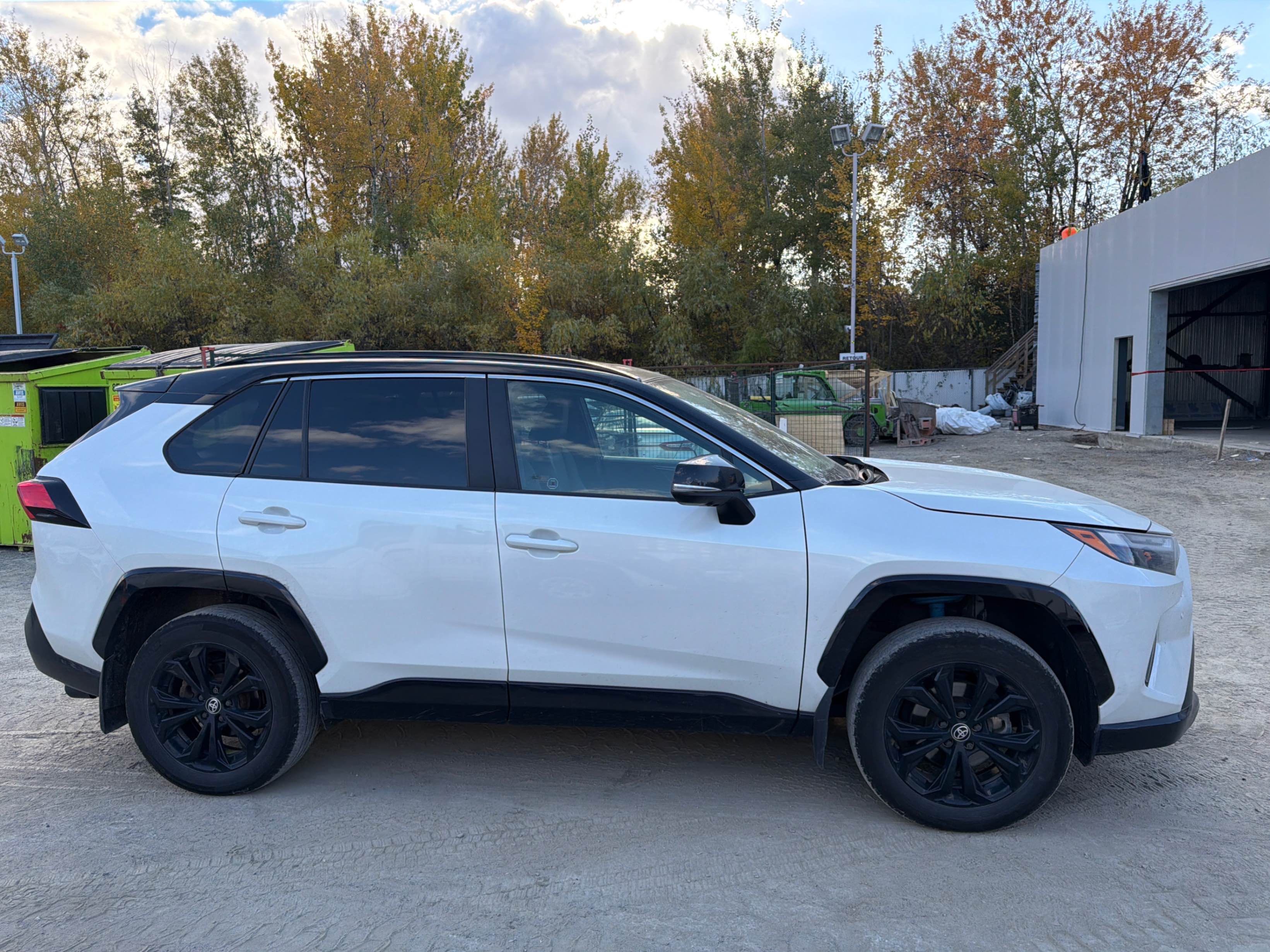 Снимка 3 от търг – 2024 TOYOTA RAV4 HYBRID XSE с VIN 2T35WRFV4RW217894