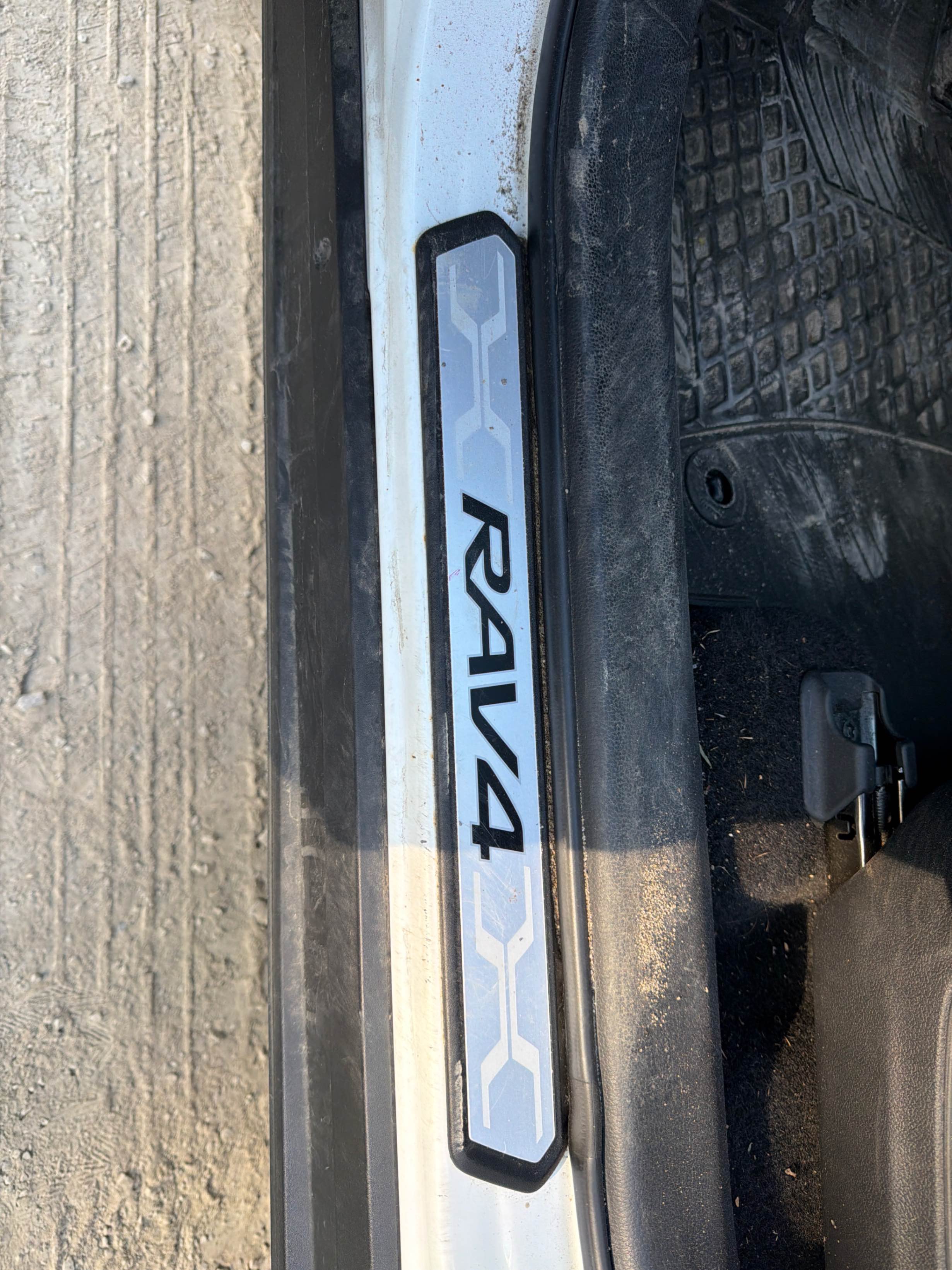 Снимка 15 от търг – 2024 TOYOTA RAV4 HYBRID XSE с VIN 2T35WRFV4RW217894