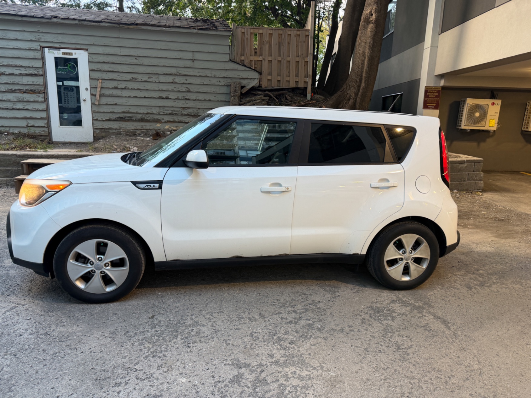 Photo 2 from auction – 2015 KIA SOUL BASE with VIN KNDJN2A21F7228557