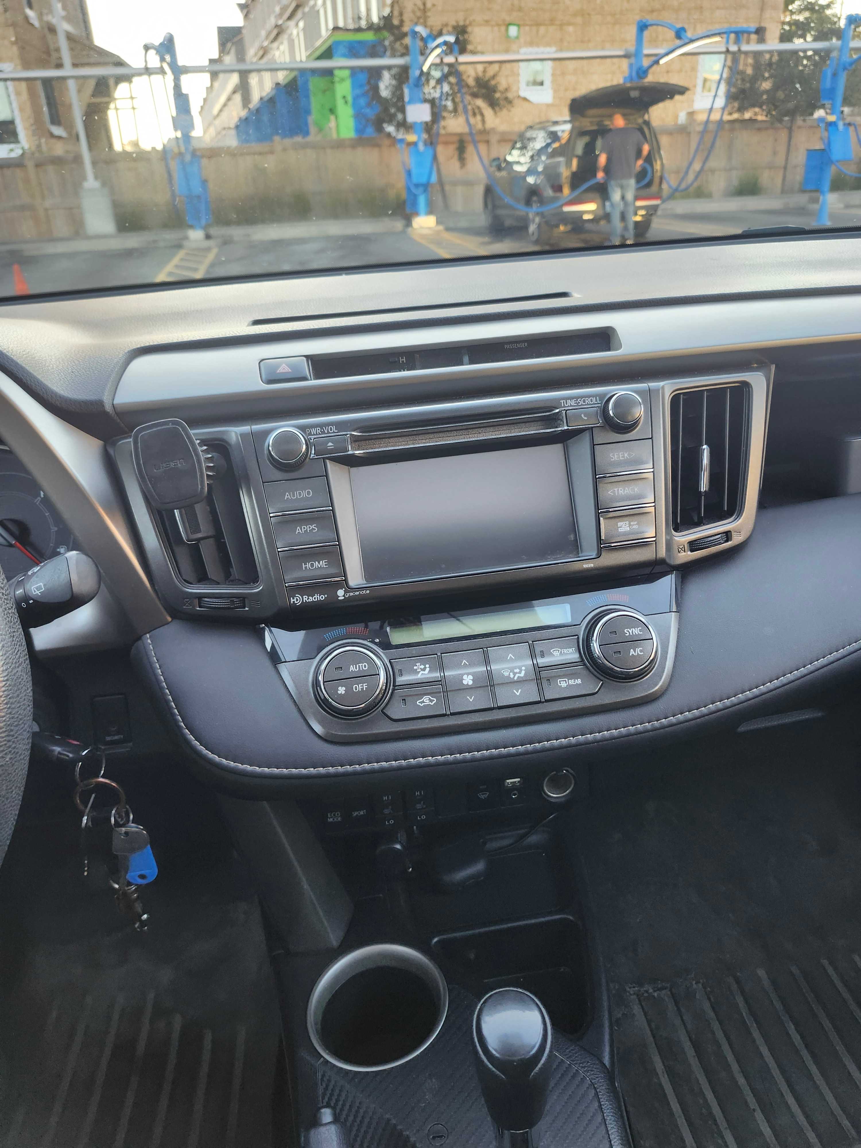 Photo 9 from auction – 2014 TOYOTA RAV4 XLE with VIN 2T3RFREVXEW192819