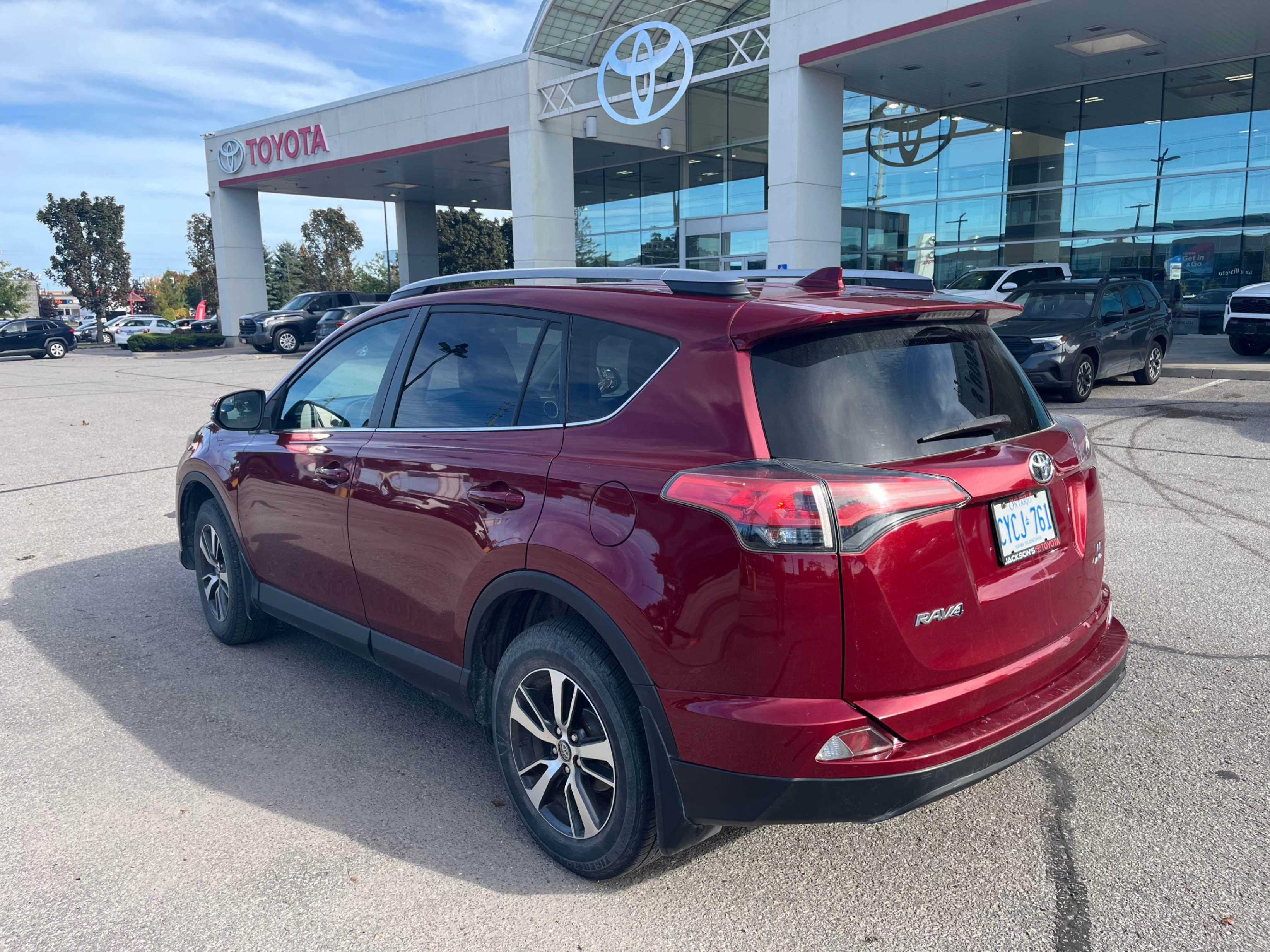 Photo 6 from auction – 2018 TOYOTA RAV4 LE with VIN 2T3BFREV9JW793800