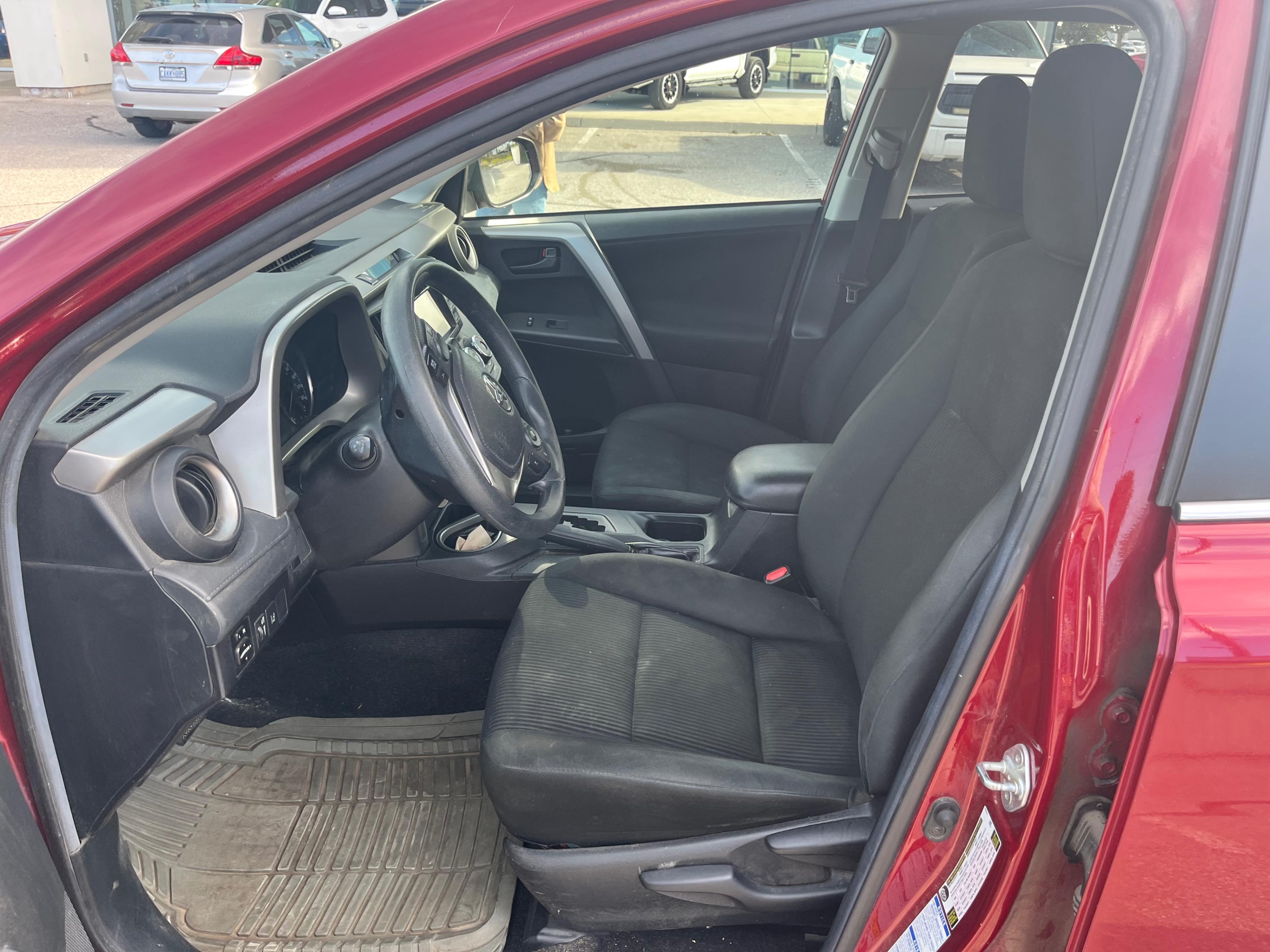 Photo 5 from auction – 2018 TOYOTA RAV4 LE with VIN 2T3BFREV9JW793800