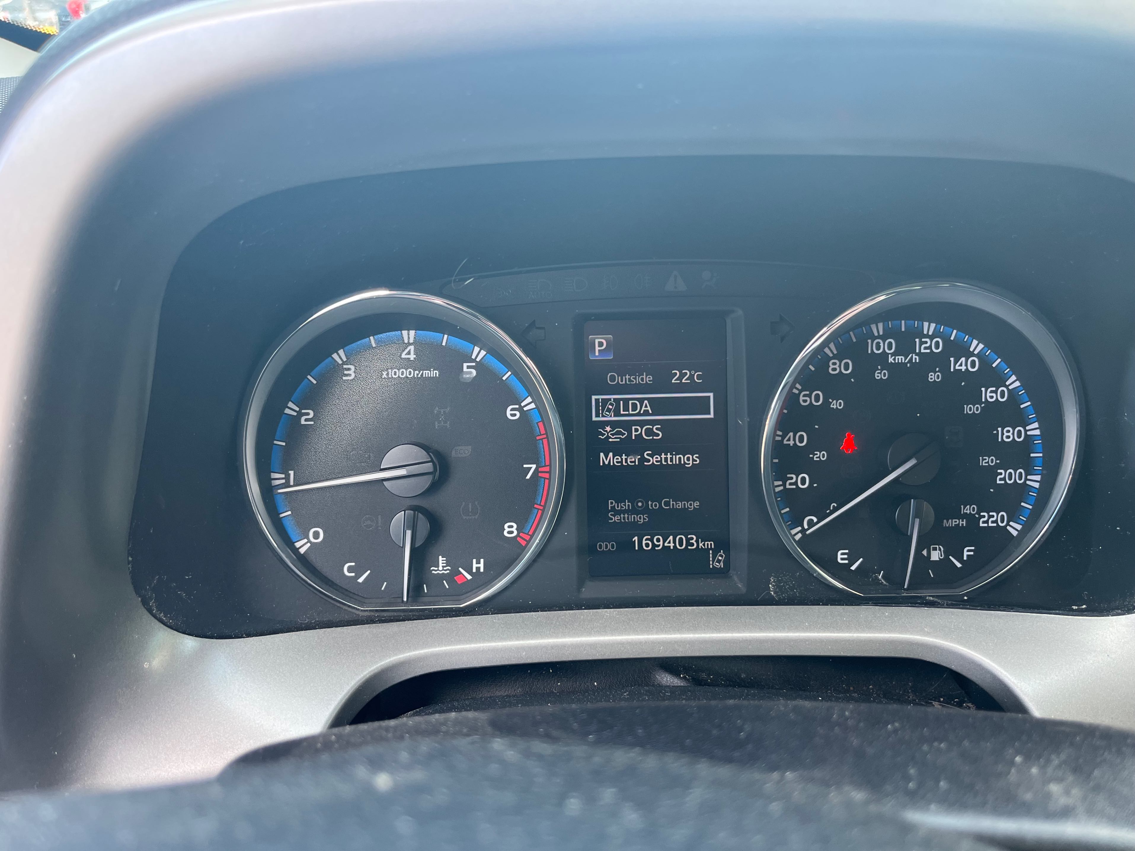Photo 8 from auction – 2018 TOYOTA RAV4 LE with VIN 2T3BFREV9JW793800