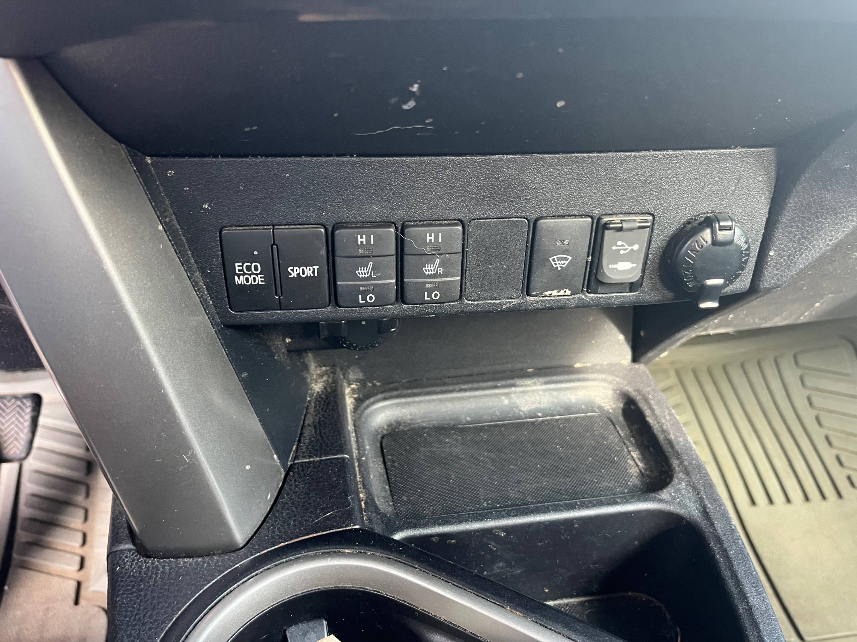 Photo 12 from auction – 2018 TOYOTA RAV4 LE with VIN 2T3BFREV9JW793800