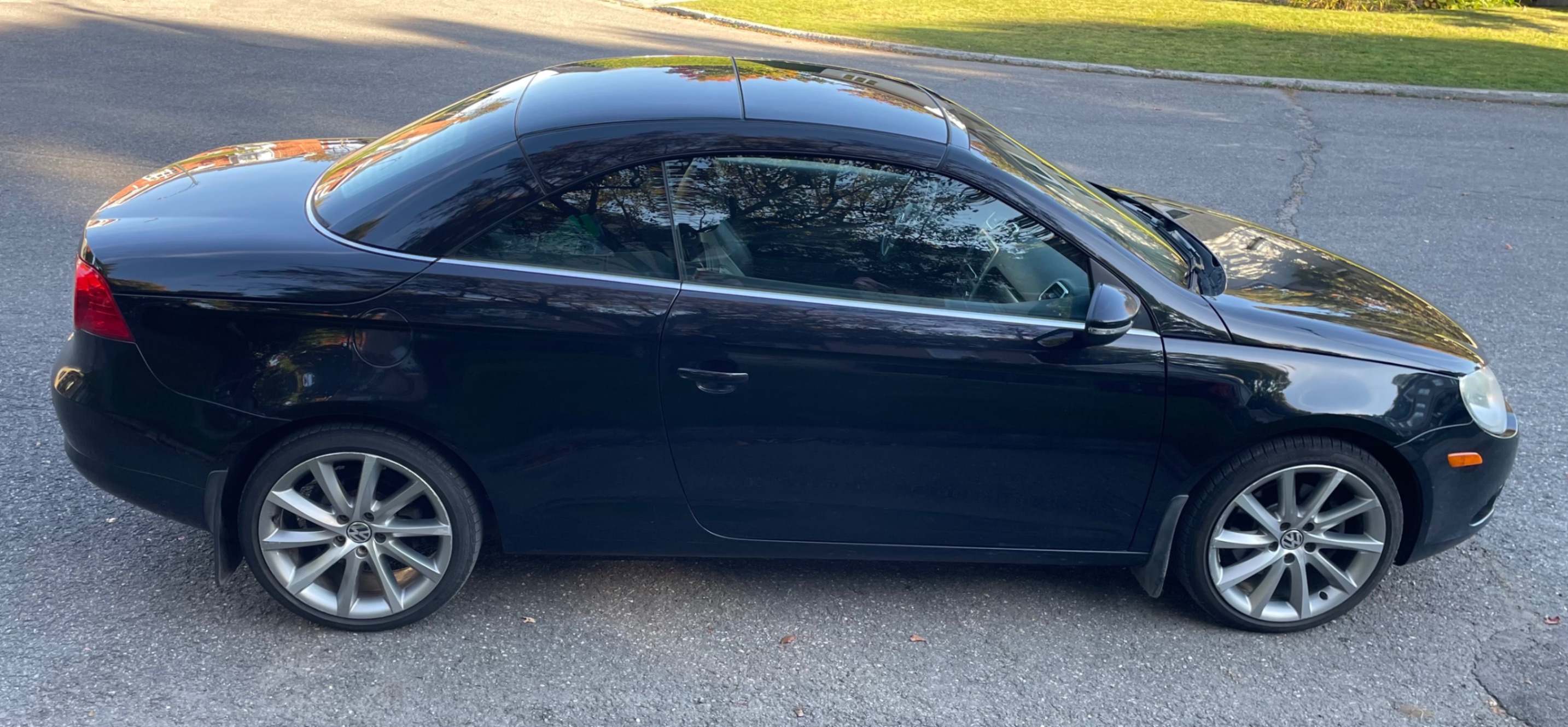 Photo 3 from auction – 2011 VOLKSWAGEN EOS HIGHLINE with VIN WVWHD7AH8BV003643