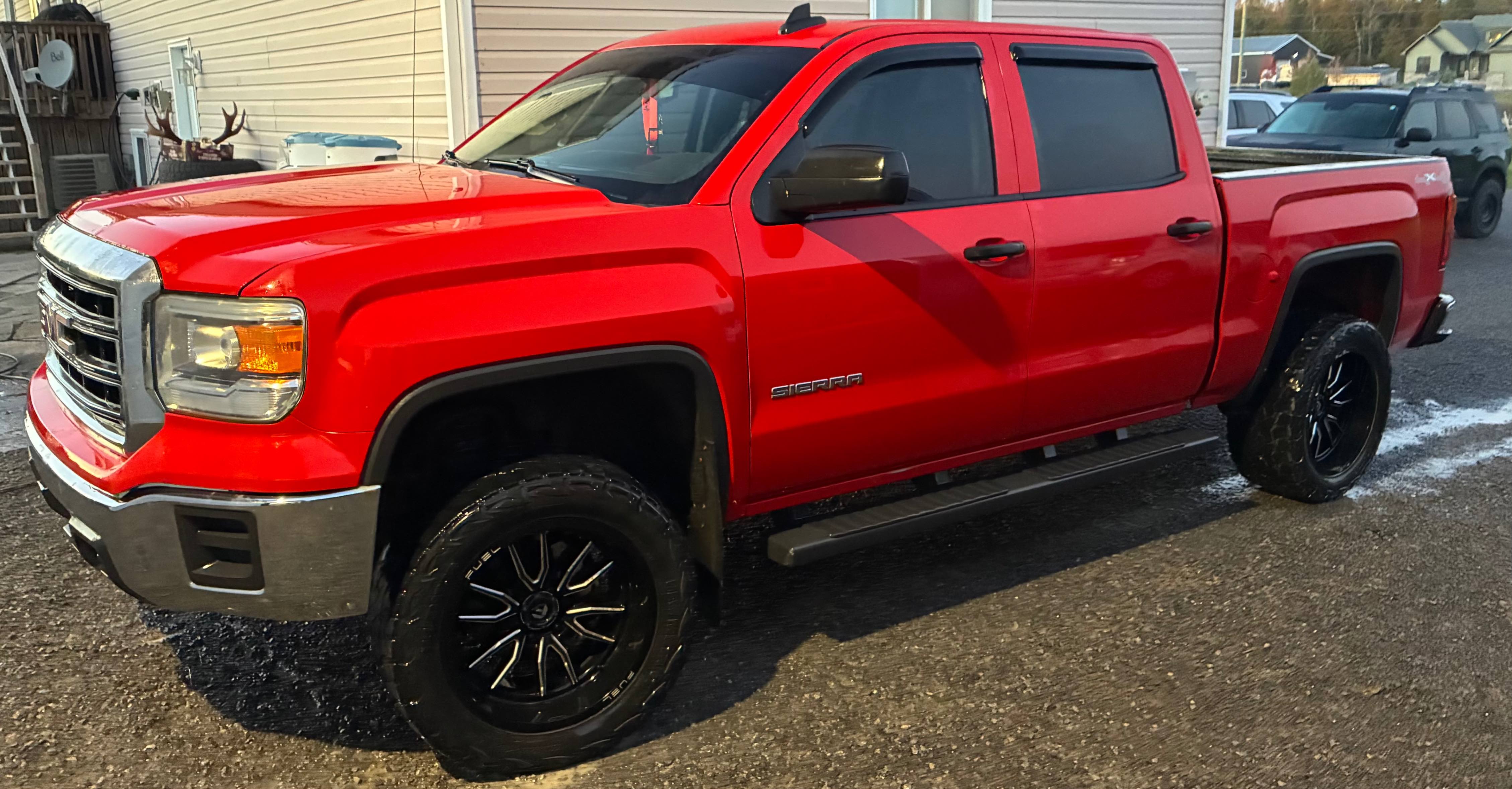 Снимка 2 от търг – 2015 GMC SIERRA 1500 4WD CREW CAB с VIN 3GTU2TEC7FG303653